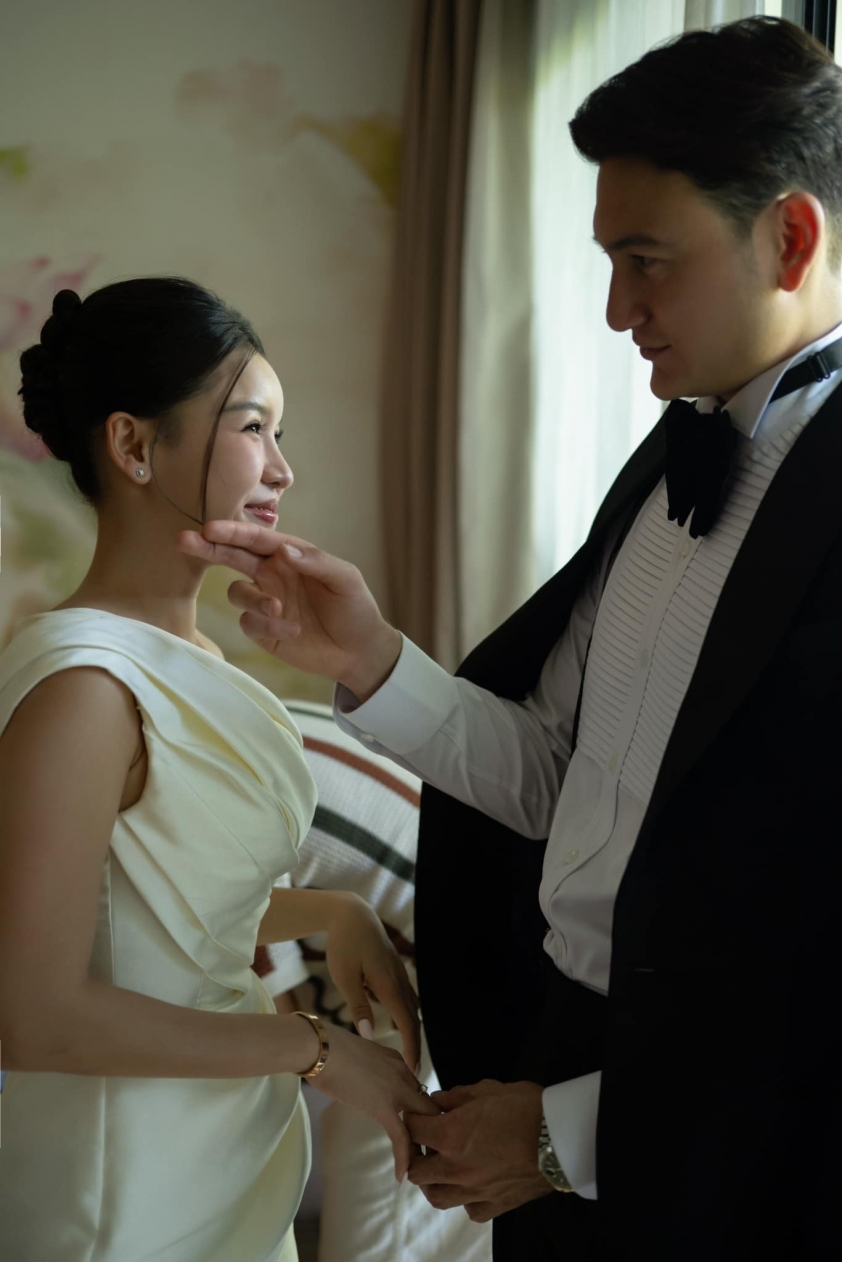 Đặng Văn Lâm rực rỡ trong bộ ảnh cưới ngập tràn hạnh phúc bên vợ yêu