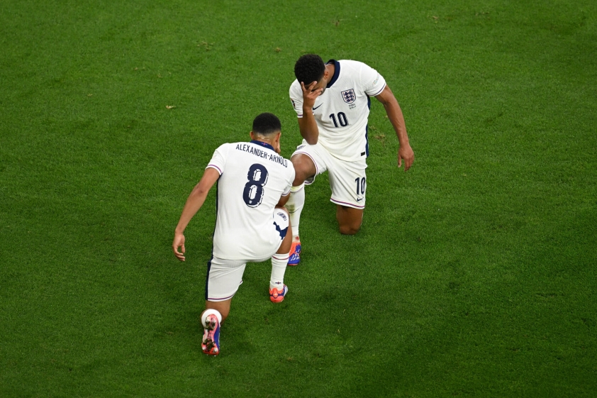 Jude Bellingham lên tiếng bảo vệ Trent Alexander-Arnold sau màn trình diễn gây tranh cãi