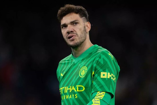 NÓNG! Ederson trên đường rời Man City