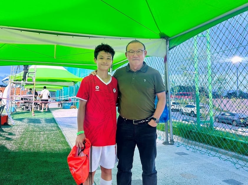 HLV Park Hang Seo động viên tinh thần các cầu thủ nhí tại giải giao hữu Hàn Quốc