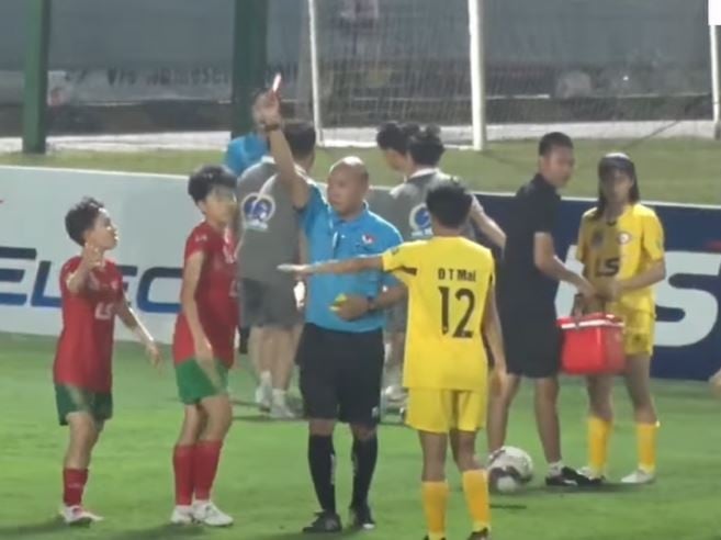 Bóng đá nữ Việt Nam xôn xao vì trận cầu 3 thẻ đỏ