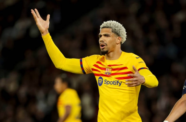 Barca chốt tương lai Araujo