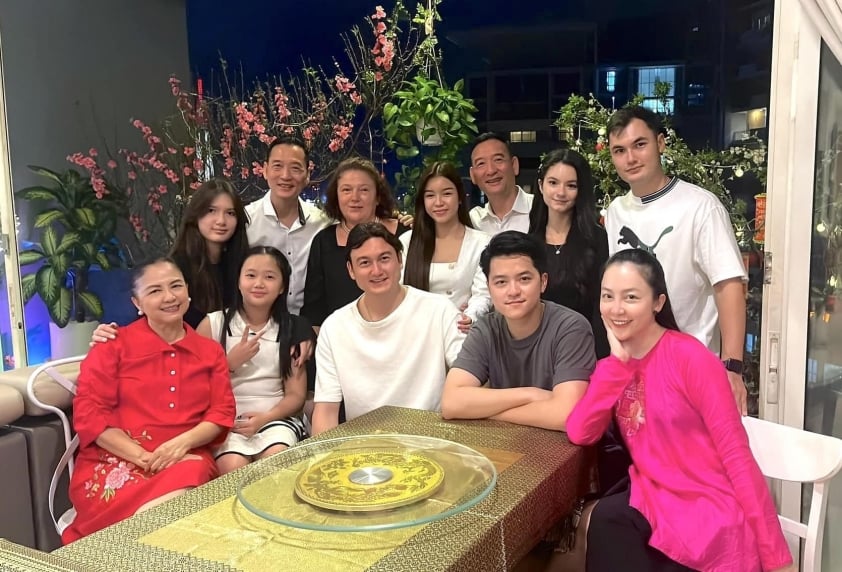 Đặng Văn Lâm tổ chức lễ cưới bí mật bên bờ biển