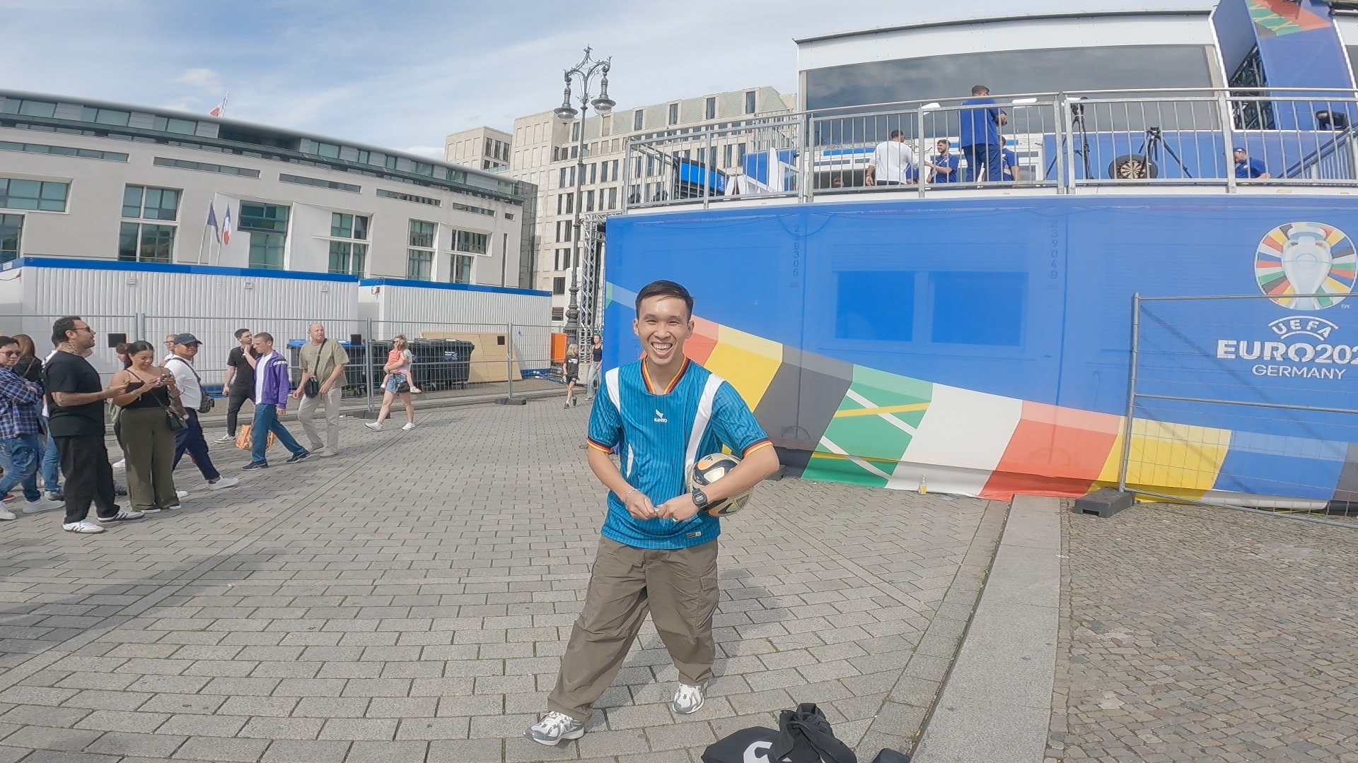 Phat Freestyle giao lưu cùng Rio Ferdinand tại Euro 2024, khiến cựu trung vệ người Anh trầm trồ
