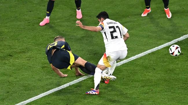 Ryan Porteous hứng trọn chỉ trích từ Ian Wright sau pha vào bóng thô bạo với Ilkay Gundogan