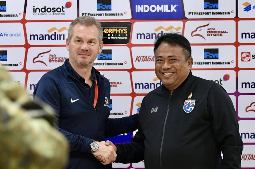 HLV U16 Thái Lan tri ân sự hỗ trợ y tế của Indonesia sau chấn thương đáng tiếc