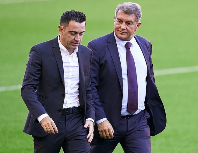 Xavi ở lại, Barca mở tiệc chúc mừng
