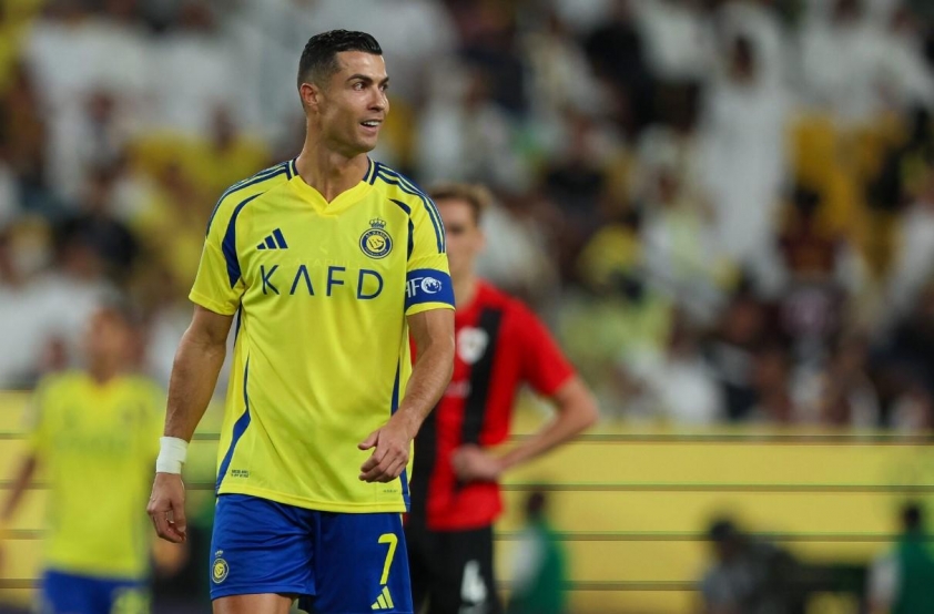 Ngôi sao bóng đá Cristiano Ronaldo tìm kiếm người hâm mộ lớn tuổi rơi nước mắt