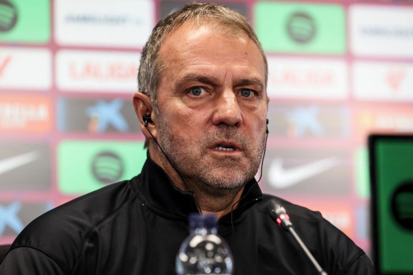 Cuộc đối đầu căng thẳng giữa trọng tài Fernandez và HLV Flick về bàn thắng bị từ chối của Barcelona