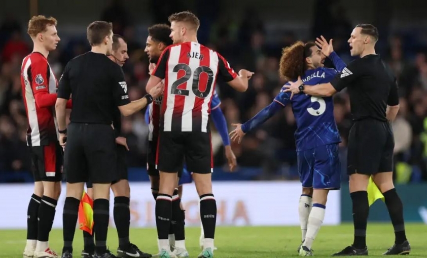 Thẻ Đỏ Lu Mờ Chiến Thắng của Chelsea trước Brentford khi Cucurella Bị Treo Giò