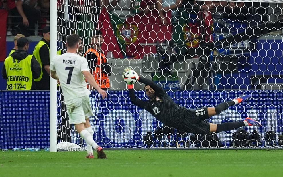 Diogo Costa, Người Gác Đền Tỏa Sáng của Bồ Đào Nha, Đưa Đội Vào Tứ Kết EURO 2024