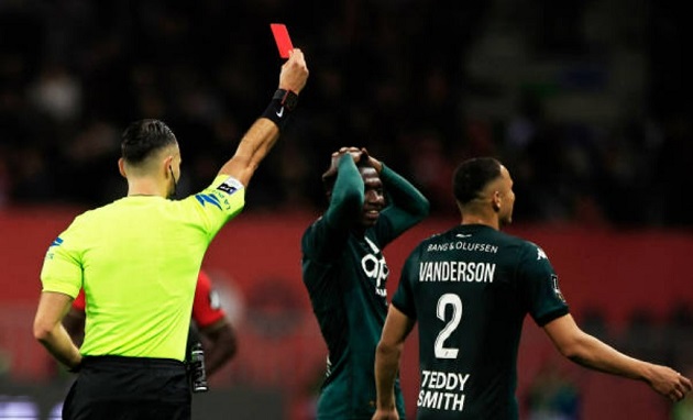 Đội bóng công quốc Monaco ngã ngựa trước Nice sau tấm thẻ đỏ của Vanderson