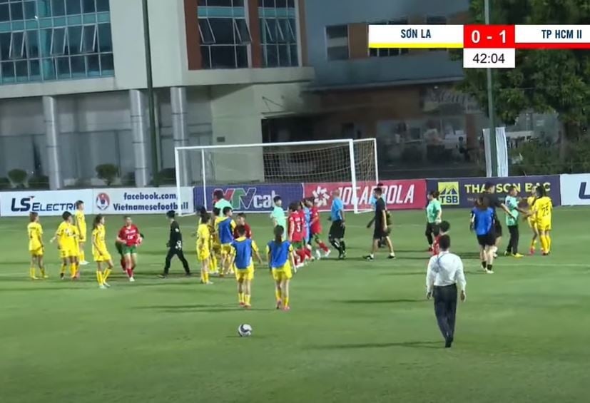 Bóng đá nữ Việt Nam xôn xao vì trận cầu 3 thẻ đỏ