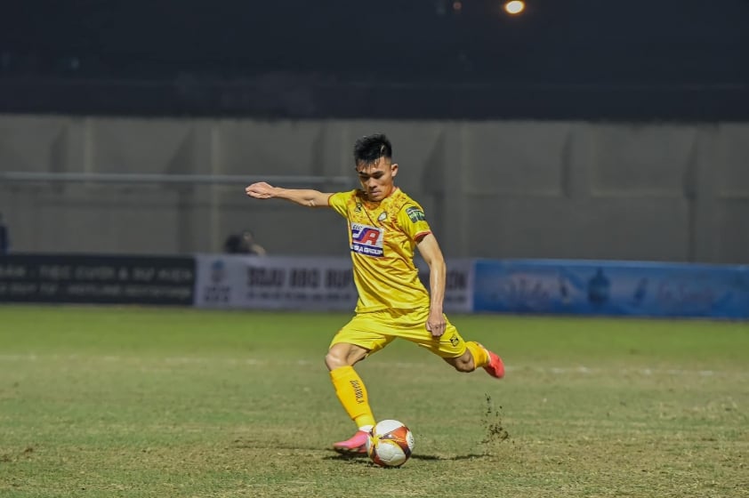 Hoàng Thái Bình: Hậu Vệ Trái Kiên Cường Trong Biến Động