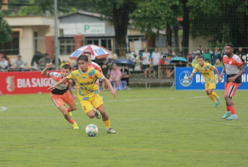 Bạo lực bóng đá bùng nổ: Câu lạc bộ Lucifer nhận án kỷ luật nặng nề sau hành vi tấn công trọng tài