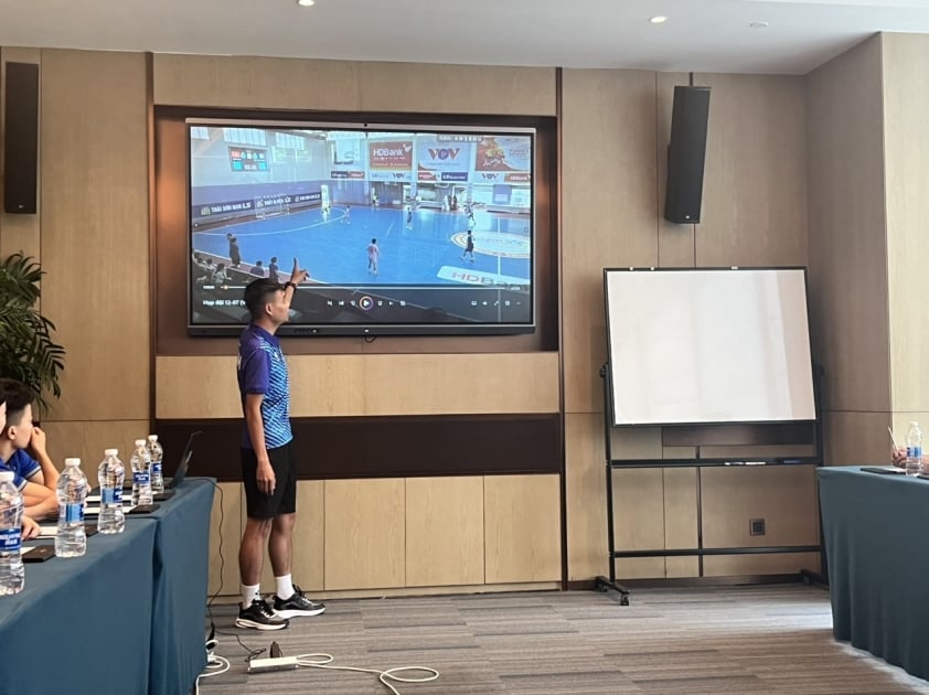 Đội tuyển futsal nữ Việt Nam họp đội trước giờ ra quân giải giao hữu tại Trung Quốc, quyết tâm giành thành tích cao