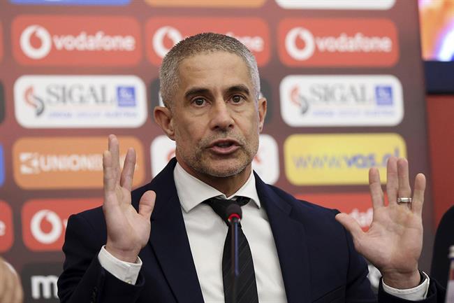 Sylvinho: Từ sân cỏ đến băng ghế huấn luyện