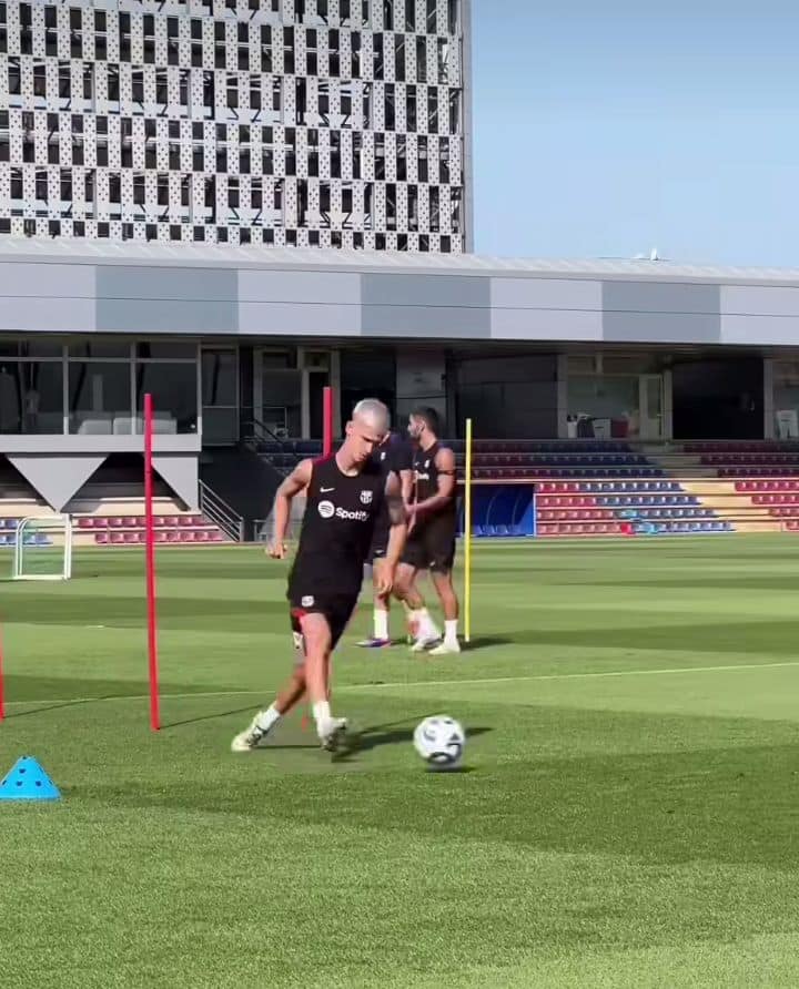 Barcelona trở lại tập luyện với sự xuất hiện của Dani Olmo, Vitor Roque vắng mặt vì ốm