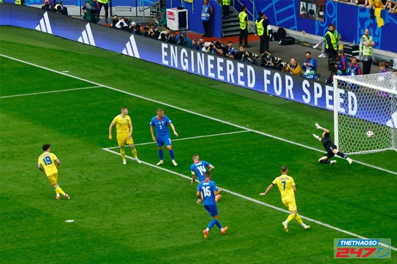 Mykola Shaparenko gỡ hòa 1-1 với pha dứt điểm cận thành
