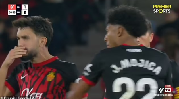 Hành vi Kỳ quái của Johan Mojica Húc đầu và Đấm đồng đội trong trận Thua Barcelona 1-5