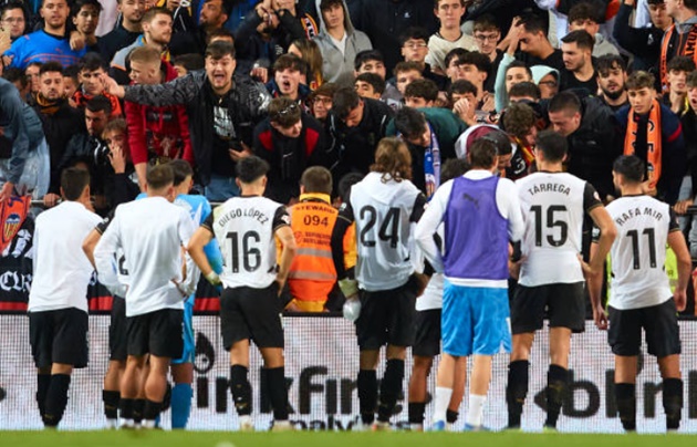Valencia CF lao dốc không phanh: Khủng hoảng toàn diện bủa vây sân Mestalla