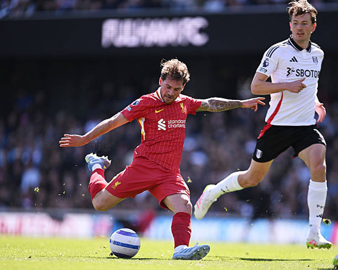 Liverpool gục ngã trước Fulham, nhưng vẫn giữ vững ngôi đầu Premier League