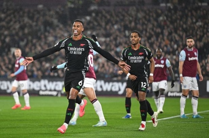 Arsenal Hồi Sinh Mạnh Mẽ, Trở Lại Cuộc Đua Vô Địch Giải Ngoại Hạng Anh