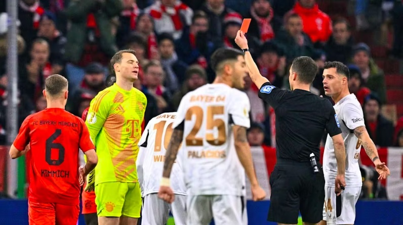 Sụp đổ ở đỉnh cao Manuel Neuer đối mặt với những dấu hiệu của thời gian