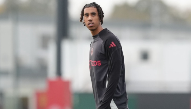 Leny Yoro Yếu tố then chốt trong sơ đồ chiến thuật 3 trung vệ của Ruben Amorim tại Manchester United