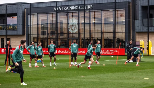 Liverpool Sẵn Sàng Đối Đầu Brighton với Màn Tập Luyện Đầy Sôi Động và Tinh Thần Đồng Đội Đạt Đỉnh