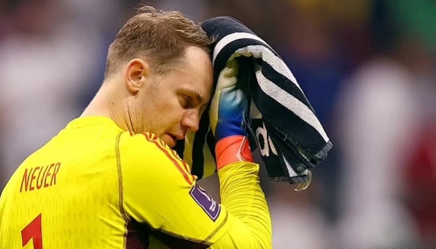 Thủ môn huyền thoại Manuel Neuer phải nhận thẻ đỏ đầu tiên trong sự nghiệp
