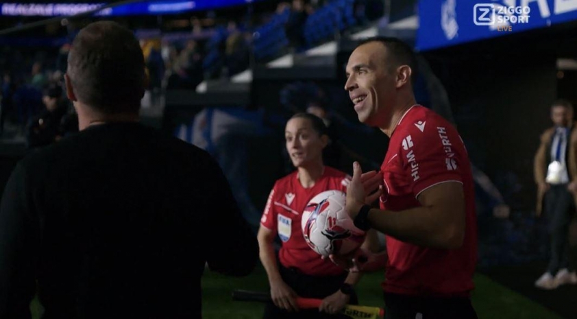 Cuộc đối đầu căng thẳng giữa trọng tài Fernandez và HLV Flick về bàn thắng bị từ chối của Barcelona