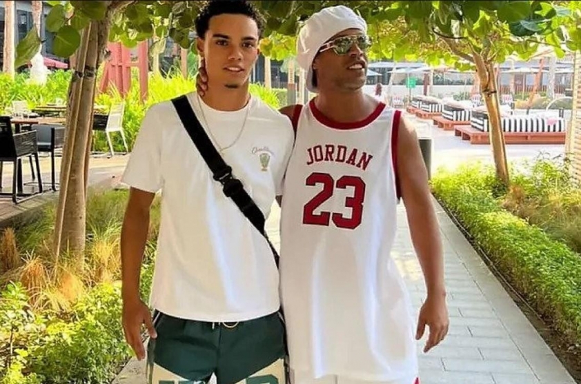 Huyền thoại Bóng Đá Ronaldinho Sắp Trở Thành Ông Nội ở Tuổi 44