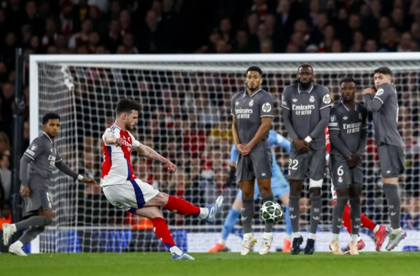 Thảm bại 0-3 trước Arsenal: Cú đúp đá phạt của Rice khiến Bellingham sửng sốt