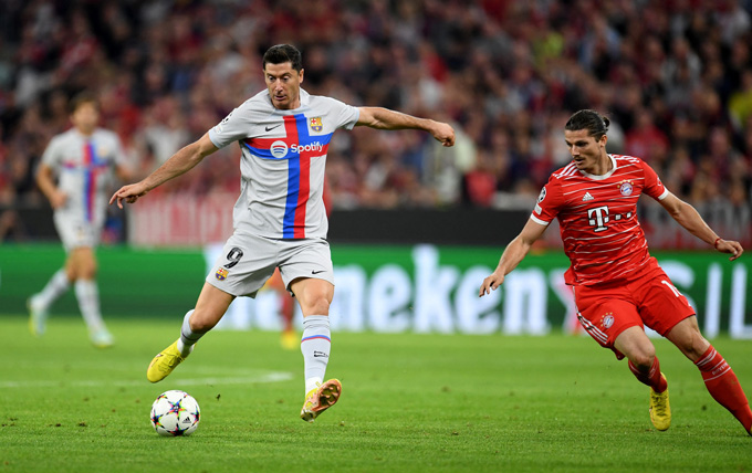 Lewandowski liên tục bỏ lỡ các cơ hội ngon ăn trong suốt hiệp một 