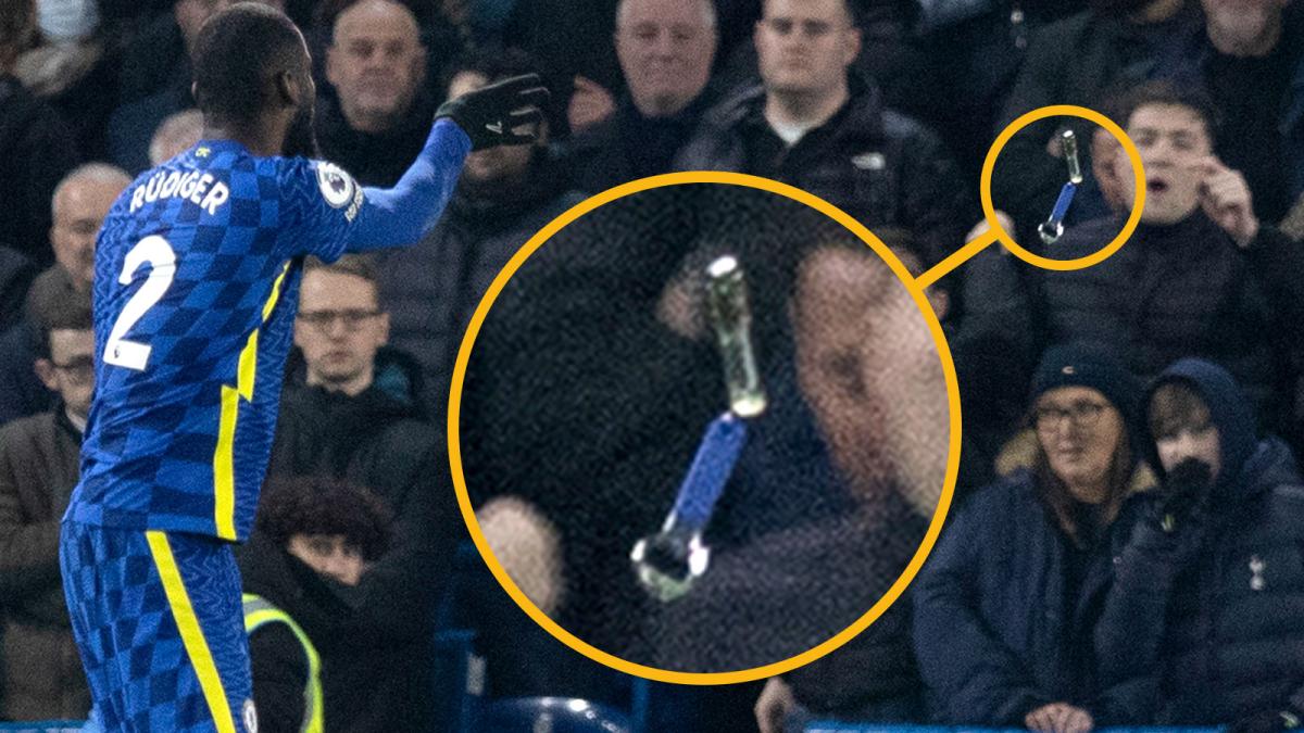 2 CĐV Tottenham đã bị bắt sau khi ném các đồ vật vào Antonio Rudiger 2 CĐV Tottenham đã bị bắt sau khi ném các đồ vật vào Antonio Rudiger