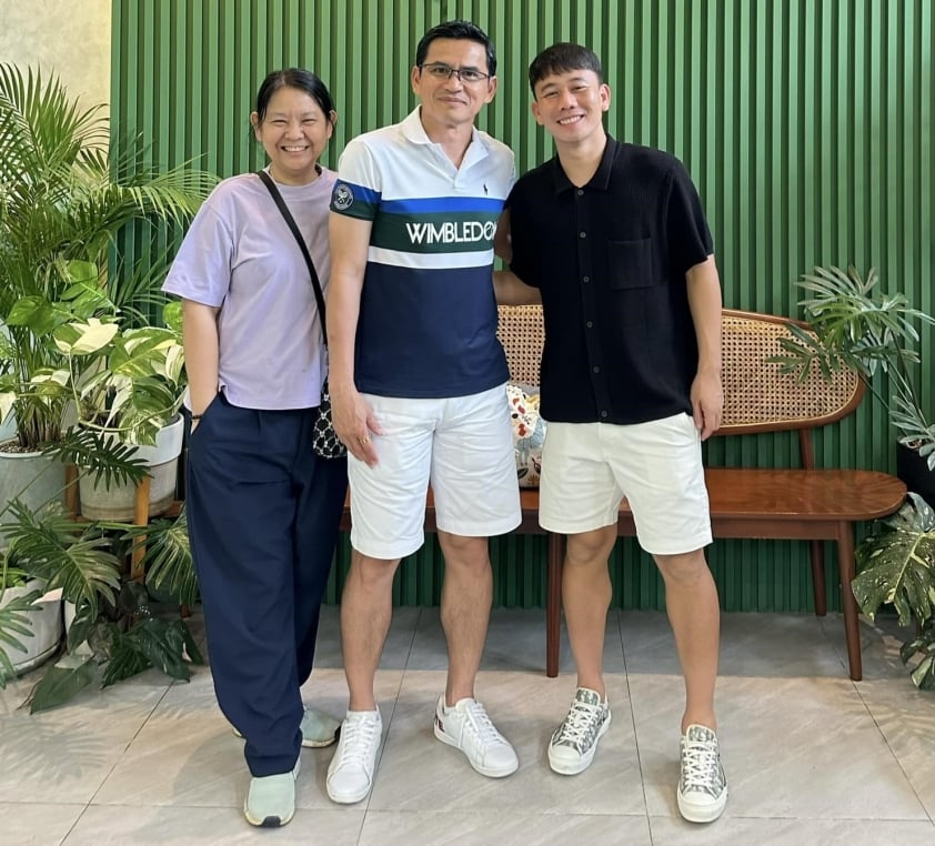 Cuộc Tái Ngộ Cảm Xúc Của Minh Vương Và HLV Kiatisak Ở Thái Lan