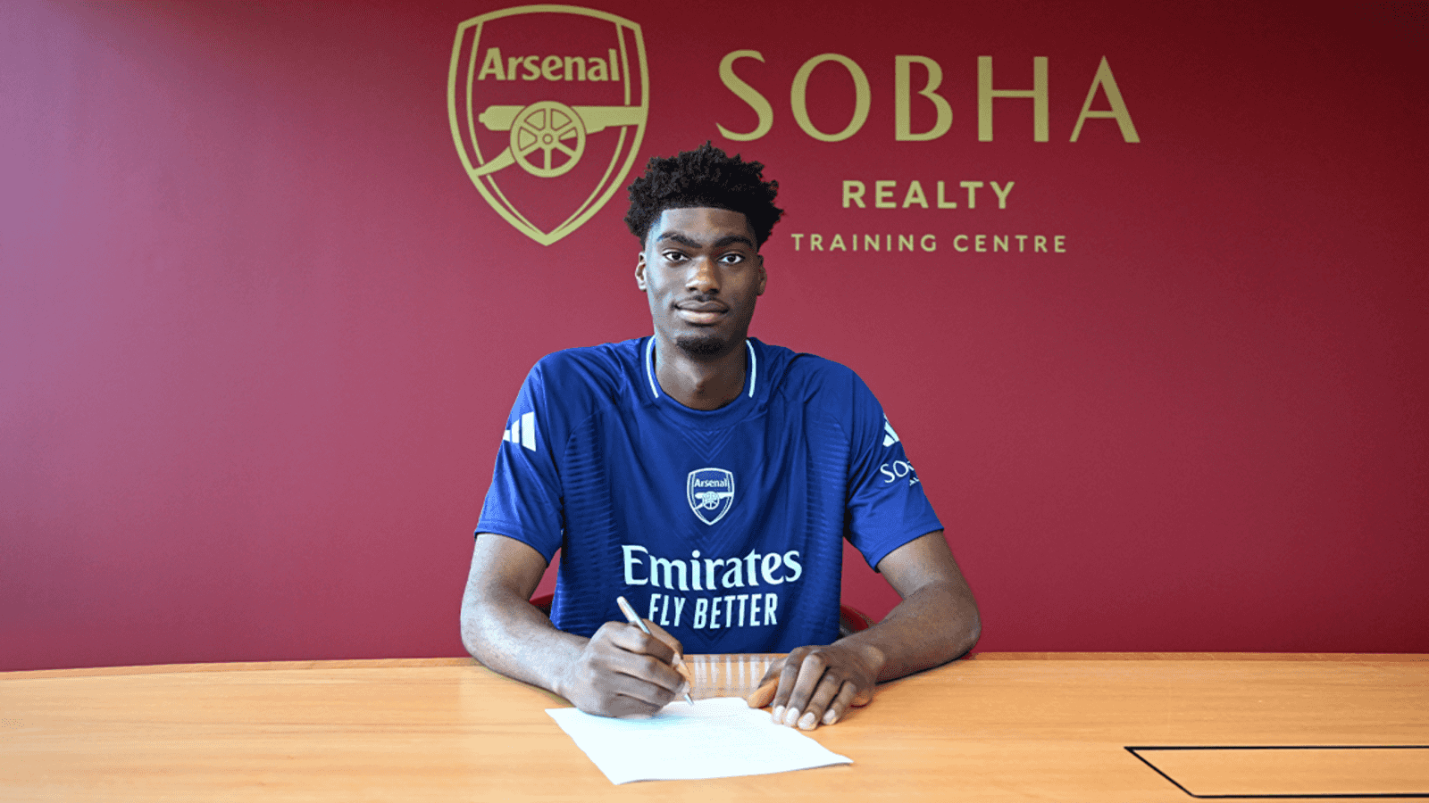 Brian Okonkwo chính thức gia hạn hợp đồng chuyên nghiệp với Arsenal