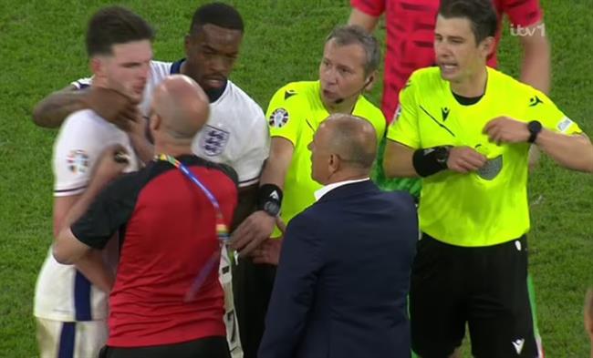 Declan Rice và HLV Slovakia Trao Đổi Lời Cay Đắng Sau Trận Đấu Căng Thẳng