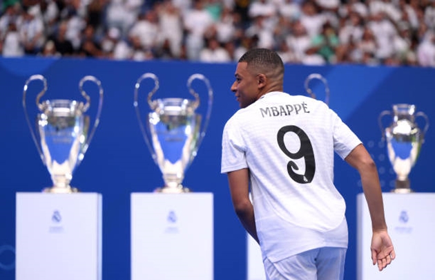 Kylian Mbappe ngồi dự bị trong trận tranh Siêu cúp châu Âu với Atalanta