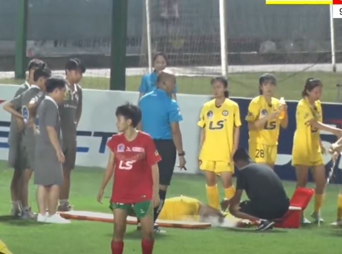Bóng đá nữ Việt Nam xôn xao vì trận cầu 3 thẻ đỏ