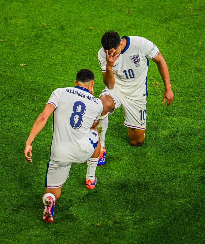 Southgate lý giải quyết định táo bạo khi xếp Alexander-Arnold vào hàng tiền vệ của Anh
