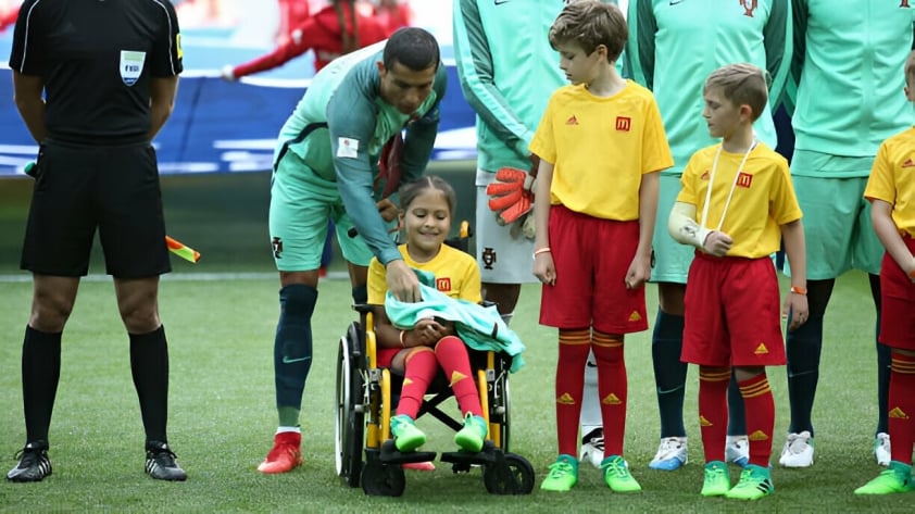 Ronaldo Toả Sáng Trên Sân, Tỏa Ấm Cả Ngoài Đời