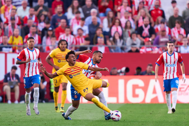 Araujo và Xavi đã cho thấy vấn đề của Barca