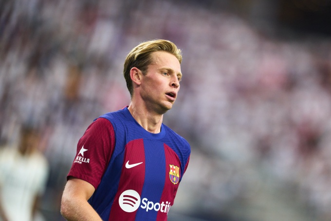 Real Madrid vươn lên mạnh mẽ trước sự thụt lùi của Barcelona