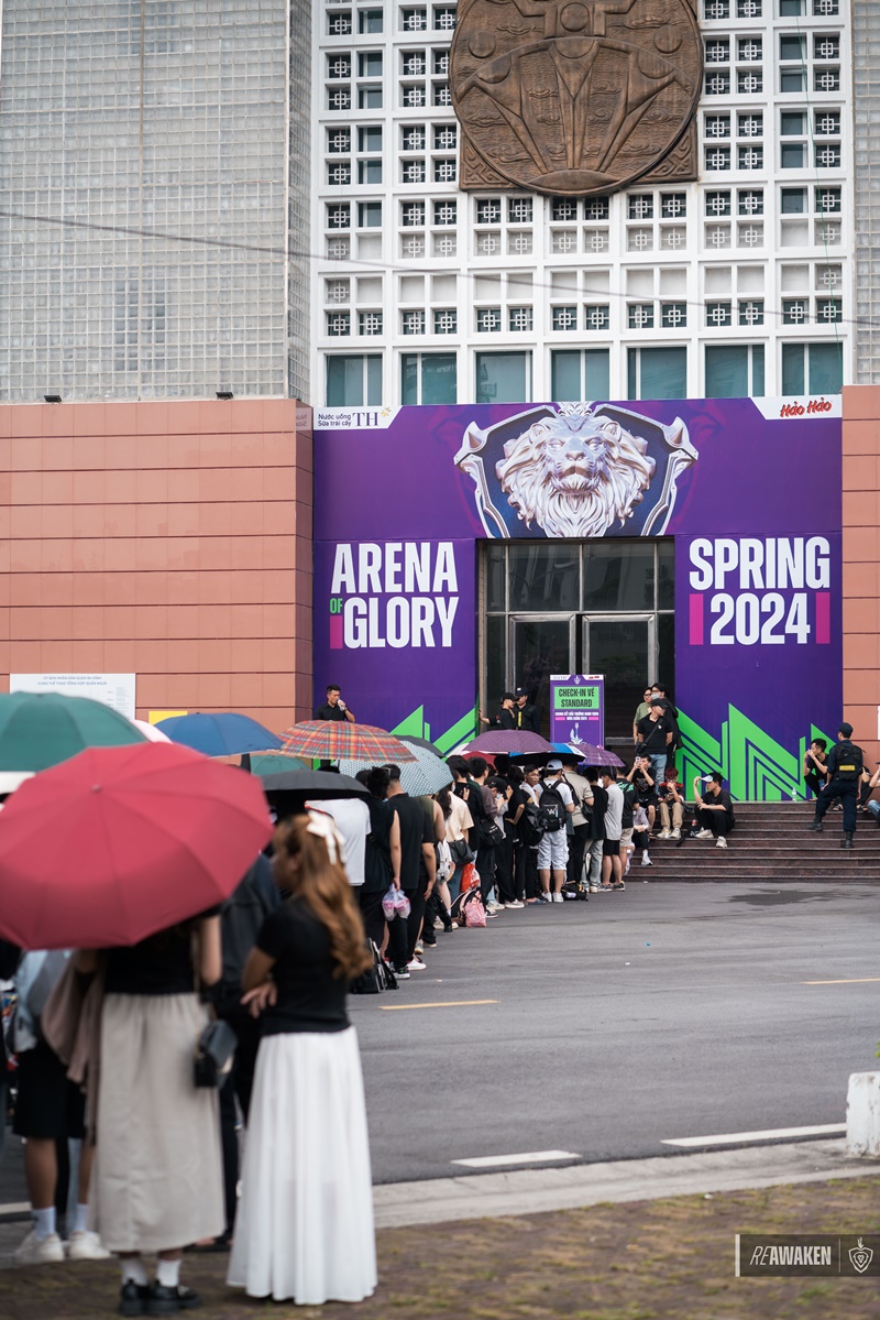 CĐV xếp hàng dài, đón xem Vòng chung kết ĐTDV mùa Xuân 2024