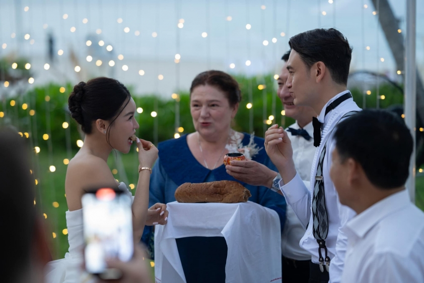 Đặng Văn Lâm rực rỡ trong bộ ảnh cưới ngập tràn hạnh phúc bên vợ yêu