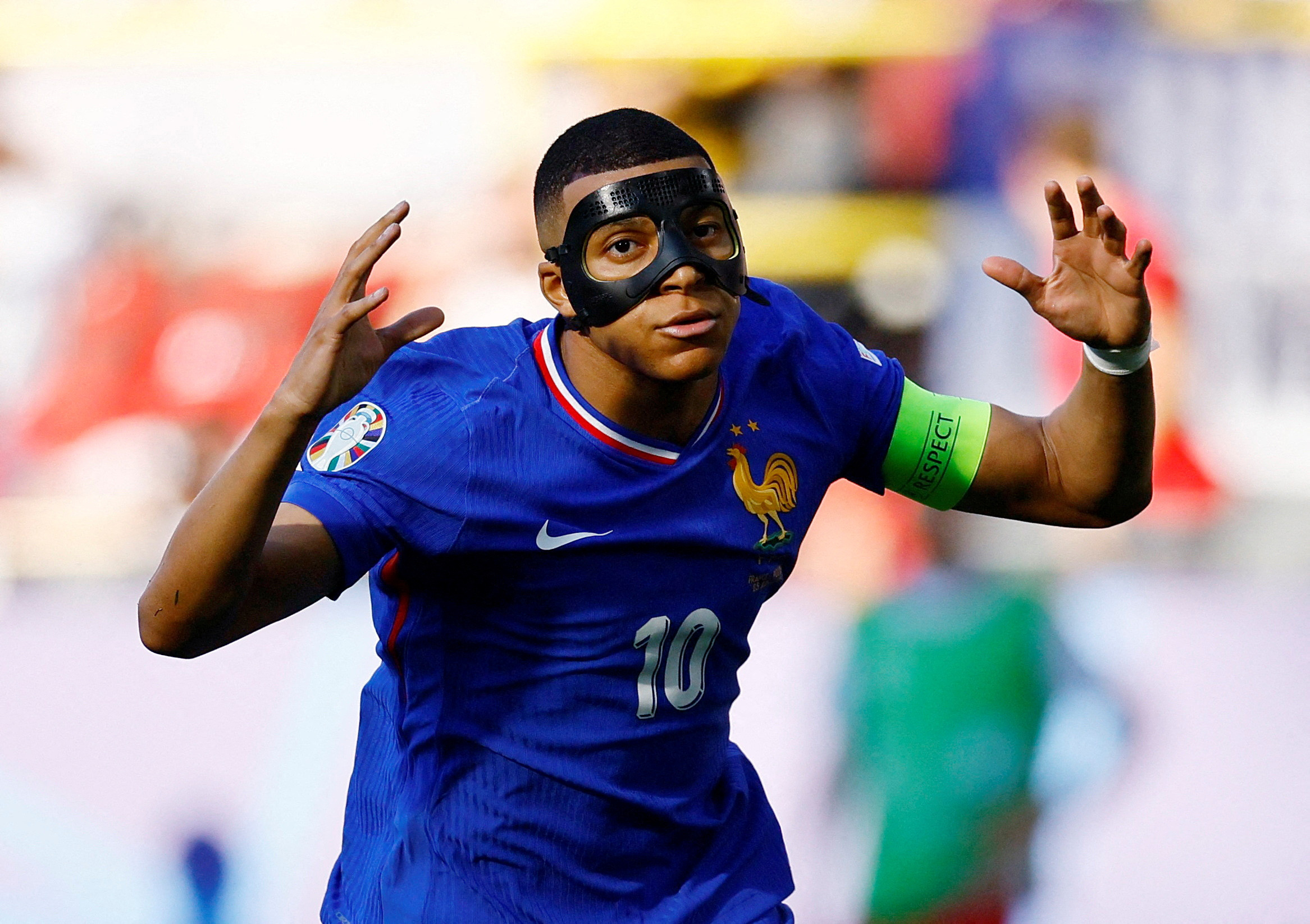 Vấn đề lớn nhất của Mbappe và Pháp không phải ở chiếc mặt nạ