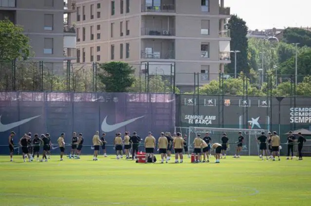 Barcelona trở lại tập luyện với sự xuất hiện của Dani Olmo, Vitor Roque vắng mặt vì ốm