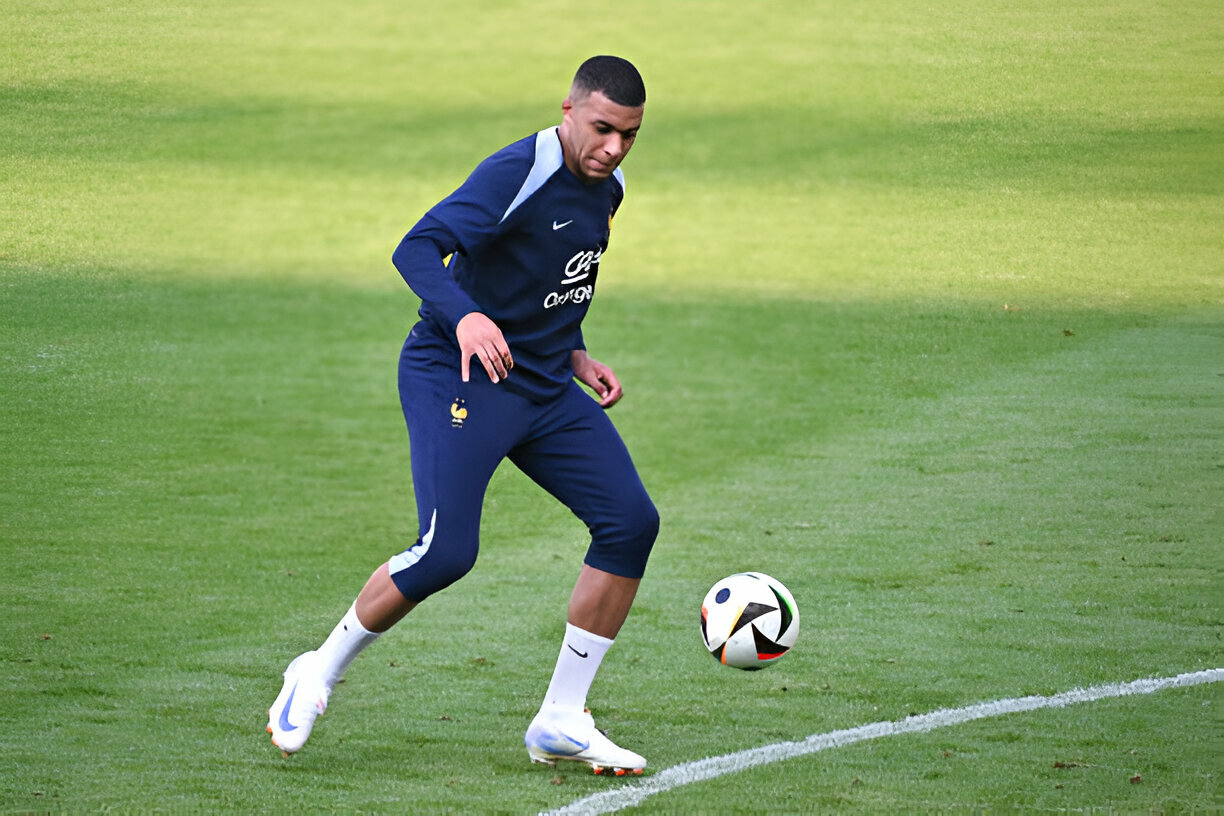 Kylian Mbappe khoe giày chiến mới của Nike trước đại chiến vòng 1/8